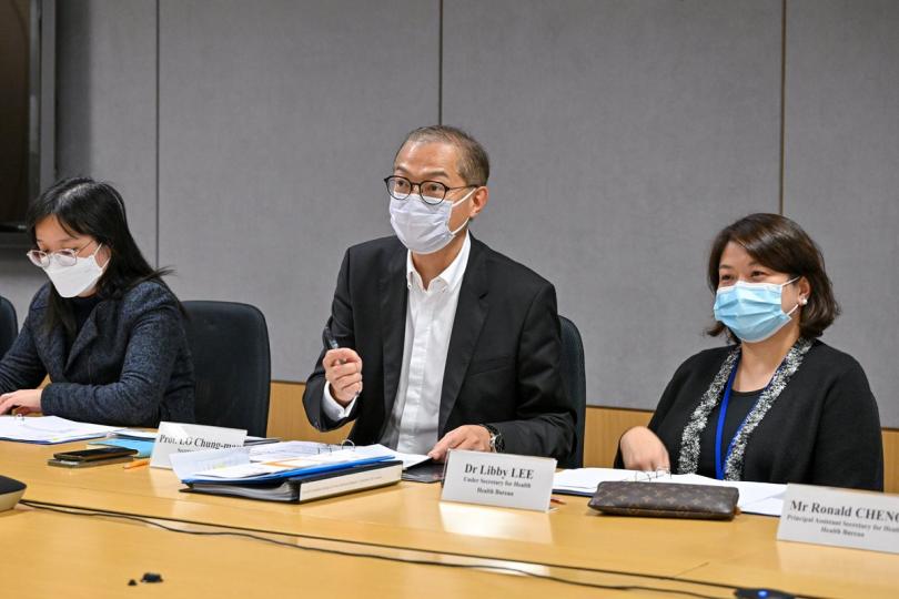 扼要敍述:  盧寵茂（中）向醫學界代表介紹施政報告中各項與醫療衞生相關的政策措施。