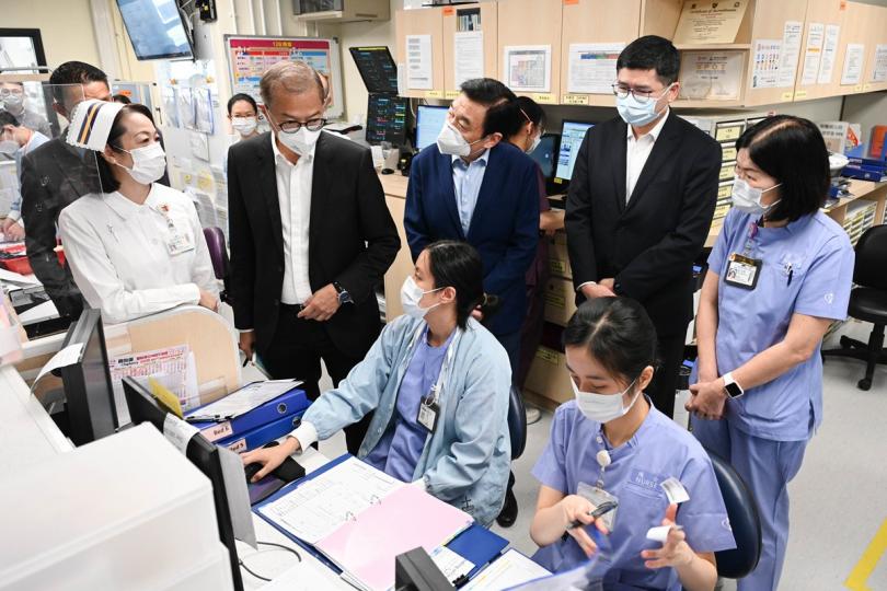 守護健康: 盧寵茂(左二)視察基督教聯合醫院,感謝醫護人員時刻守護市民健康。 守護健康: 盧寵茂(左二)視察基督教聯合醫院,感謝醫護人員時刻守護市民健康。