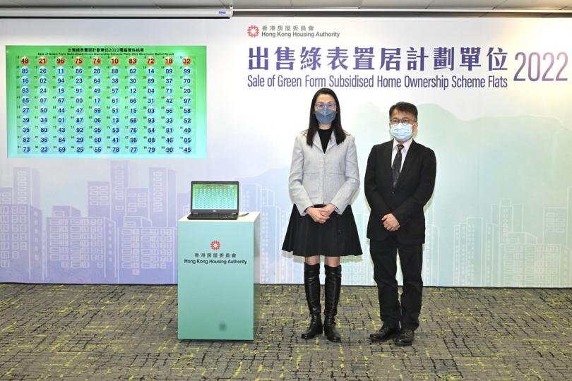 電腦攪珠: 房委會資助房屋小組委員會主席黃碧如(左)主持攪珠儀式。 電腦攪珠: 房委會資助房屋小組委員會主席黃碧如(左)主持攪珠儀式。