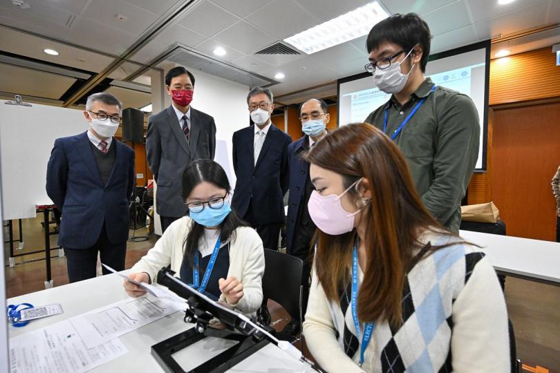 視察: 選管會主席陸啟康(後排左三)視察2022年立法會選舉委員會界別補選投票站工作人員的實習訓練。 視察: 選管會主席陸啟康(後排左三)視察2022年立法會選舉委員會界別補選投票站工作人員的實習訓練。
