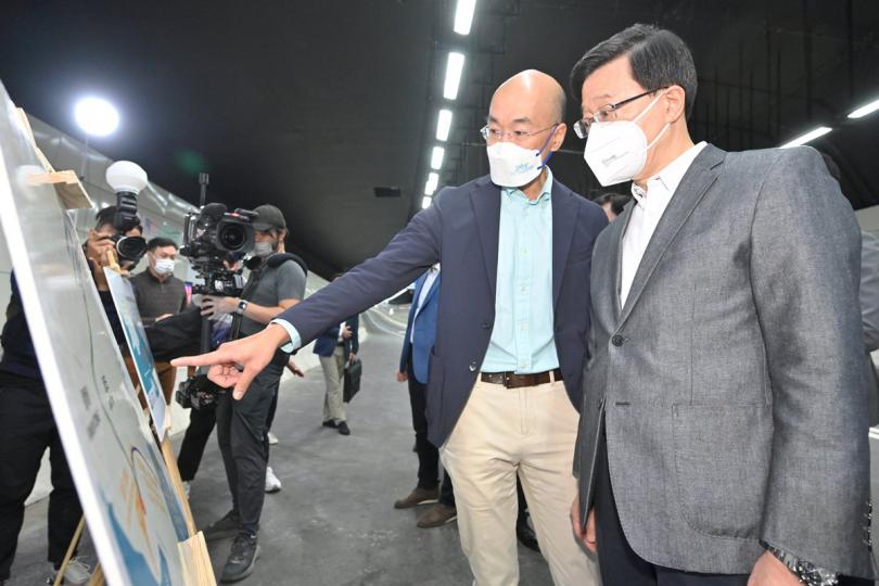 重要基建:  李家超（右）聽取土木工程拓展署署長方學誠介紹將藍隧道及跨灣連接路的工程。