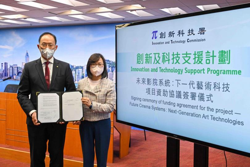 藝術科技: 潘婷婷(右)和香港浸會大學校長衞炳江為資助開發未來影院系統的創新藝術科技項目簽署協議。 藝術科技: 潘婷婷(右)和香港浸會大學校長衞炳江為資助開發未來影院系統的創新藝術科技項目簽署協議。