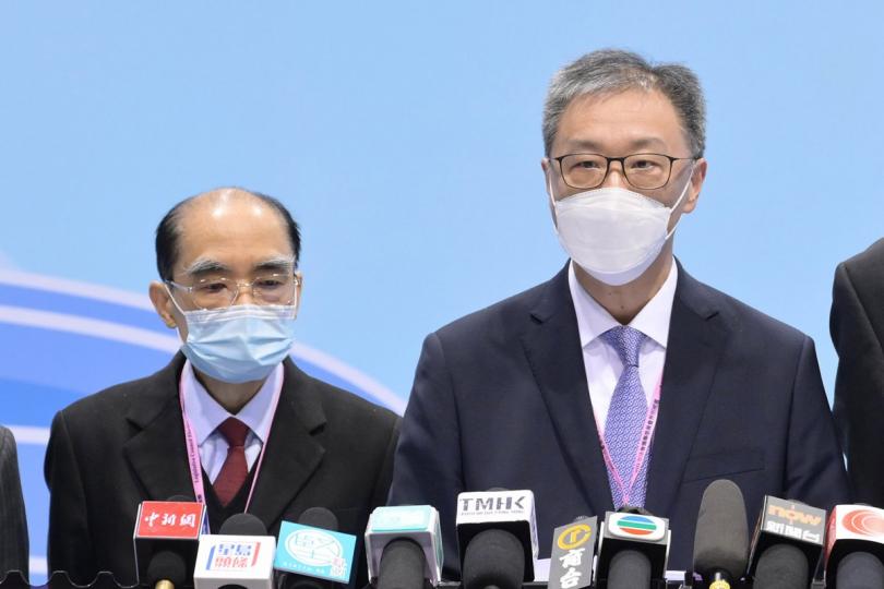 補選總結: 陸啟康(右)向傳媒總結補選,指投票與點票過程暢順,選舉安排體現公開、公平和誠實原則。旁為選管會委員陸貽信。 補選總結: 陸啟康(右)向傳媒總結補選,指投票與點票過程暢順,選舉安排體現公開、公平和誠實原則。旁為選管會委員陸貽信。
