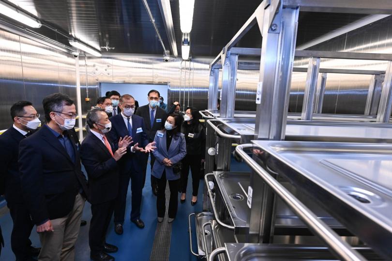 參觀設施:  衞生署新界（沙田）法醫學大樓正式啟用。醫務衞生局局長盧寵茂（右四）和署長林文健（左一）參觀大樓的冷藏室。