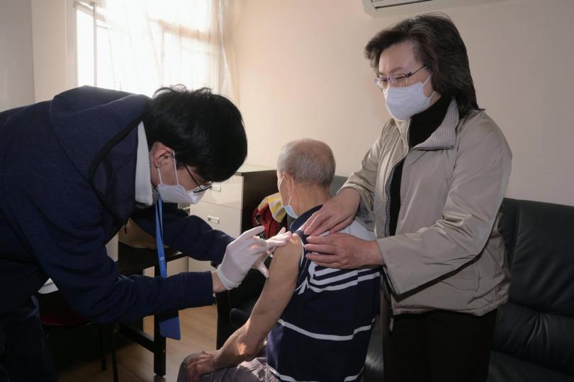 外展接種: 楊何蓓茵(右)陪伴一名88歲長者(中)接種新冠疫苗。 外展接種: 楊何蓓茵(右)陪伴一名88歲長者(中)接種新冠疫苗。