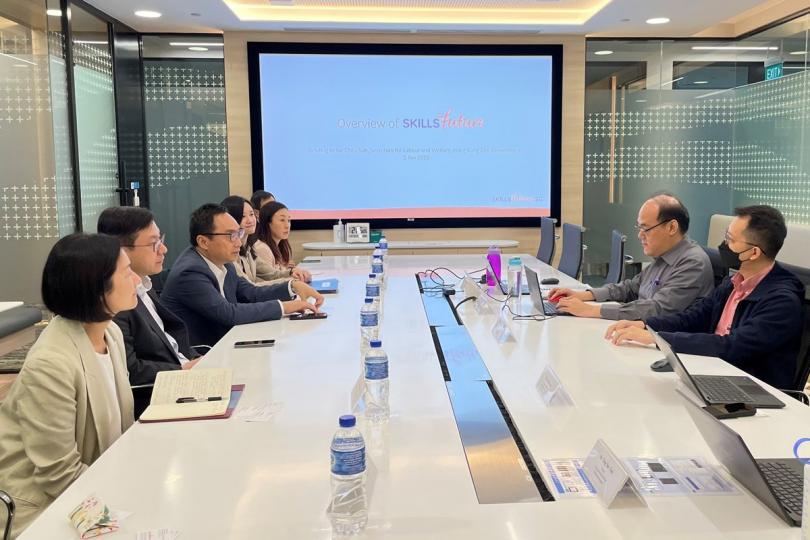 持續進修:  孫玉菡（左二）到訪新加坡技能創前程計劃辦公室，聽取人員介紹計劃內容和培訓模式。