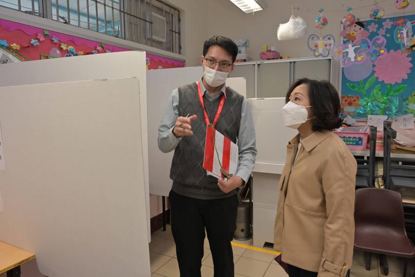 運作順暢: 麥美娟(右)巡視設於北區粉嶺公立學校的投票站,與工作人員交談。 運作順暢: 麥美娟(右)巡視設於北區粉嶺公立學校的投票站,與工作人員交談。