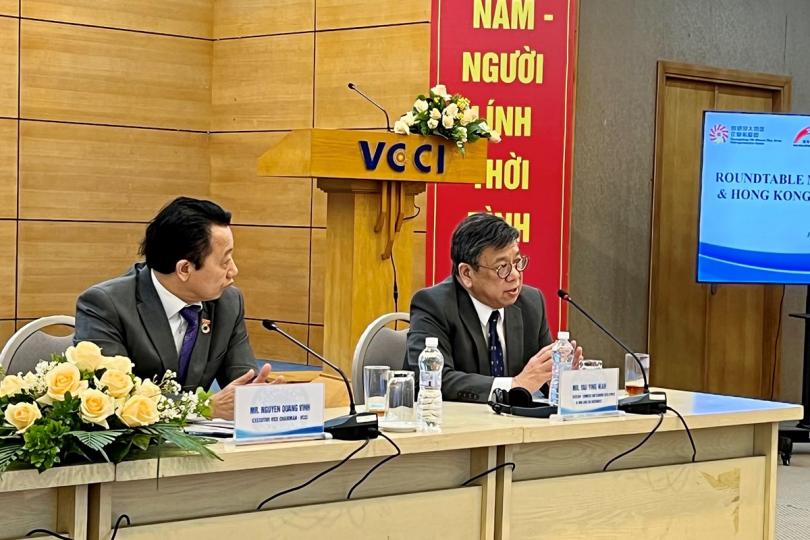招商引資:  丘應樺（右）向越南工商總會成員推廣香港的營商優勢和投資機遇。