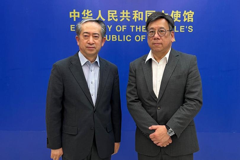 相見歡:  丘應樺（右）禮節拜會中國駐越南大使熊波。