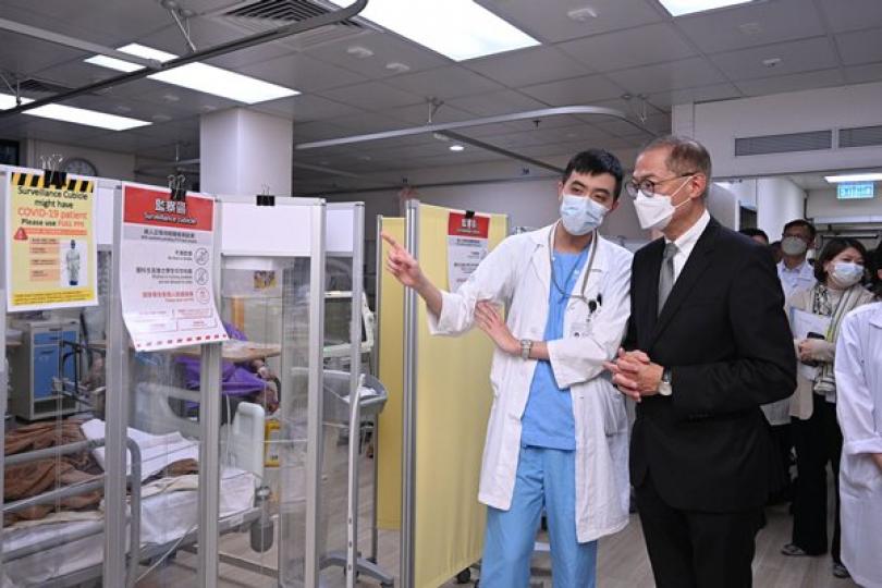 巡視設施:  盧寵茂（右）視察瑪麗醫院的集中護理區。