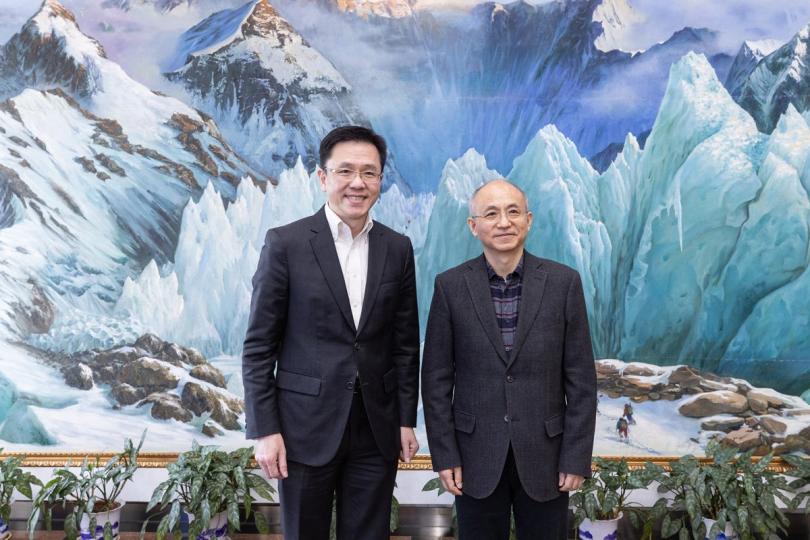 科研合作: 孫東(左)在北京拜會中國科學院副院長張亞平,就推動內地與香港科研交流交換意見。 科研合作: 孫東(左)在北京拜會中國科學院副院長張亞平,就推動內地與香港科研交流交換意見。