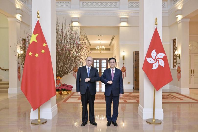 會晤: 李家超(右)在禮賓府與新任中央人民政府駐香港特別行政區聯絡辦公室主任鄭雁雄會面。 會晤: 李家超(右)在禮賓府與新任中央人民政府駐香港特別行政區聯絡辦公室主任鄭雁雄會面。
