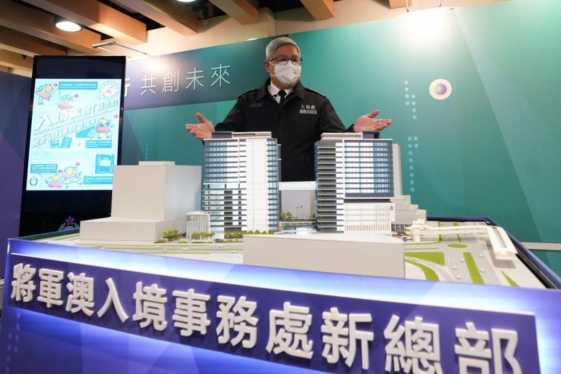 回顧:  入境事務處處長區嘉宏主持新聞發布會，回顧部門去年的工作。