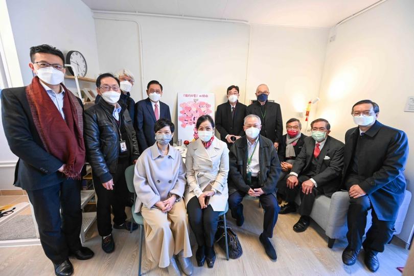 親身了解:  何永賢（前排左）與行會非官守議員參觀簡約公屋示範單位。