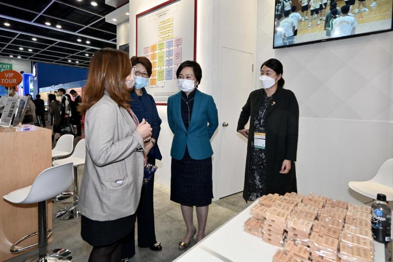 職學聯通:  蔡若蓮（右二）參觀教育局設於教育及職業博覽的攤位。