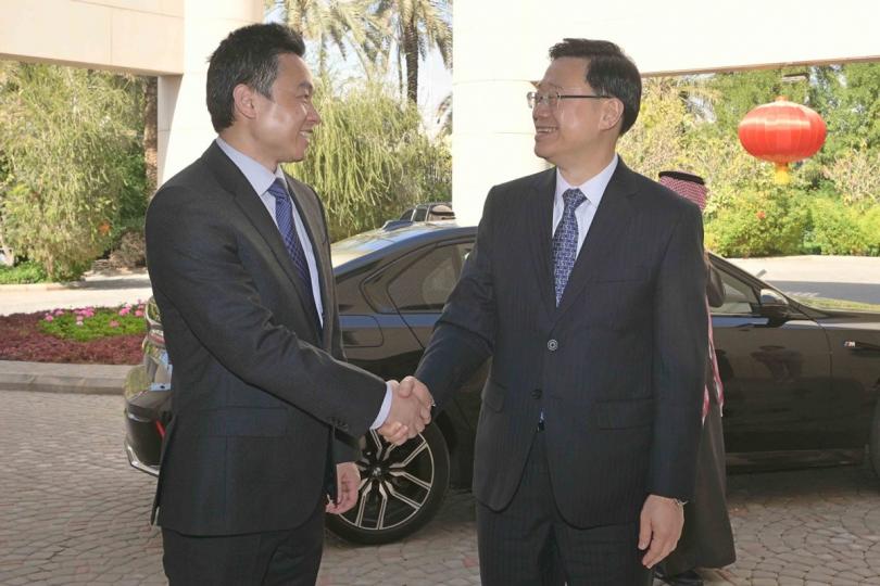 熱情款待: 李家超(右)在利雅得出席中華人民共和國駐沙特阿拉伯王國大使館臨時代辦殷立軍所設的午宴。 熱情款待: 李家超(右)在利雅得出席中華人民共和國駐沙特阿拉伯王國大使館臨時代辦殷立軍所設的午宴。