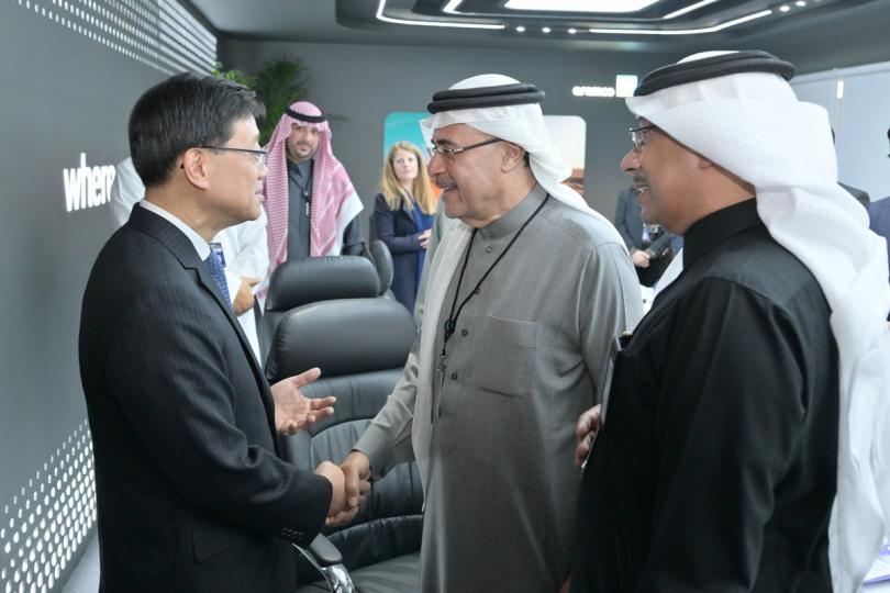 推廣優勢:  李家超（左一）與沙特阿拉伯國營石油公司沙特阿美主席及行政總裁Amin H Nasser（右二）會面。