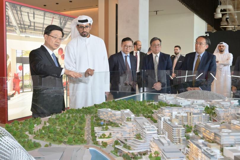 參觀企業: 李家超(左一)在阿布扎比到訪房地產開發商Aldar Properties PJSC。 參觀企業: 李家超(左一)在阿布扎比到訪房地產開發商Aldar Properties PJSC。