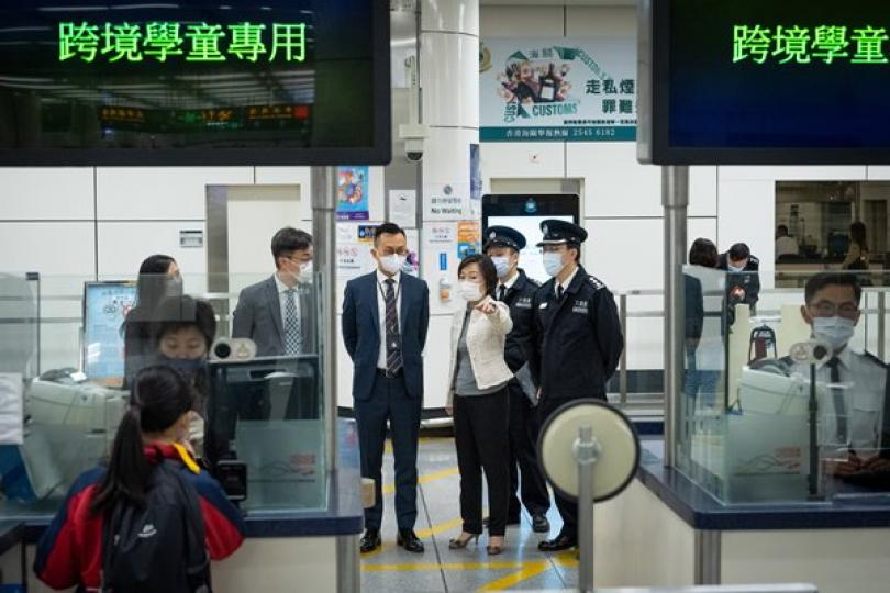 跨境中學生首日回港上課暢順 跨境中學生首日回港上課暢順