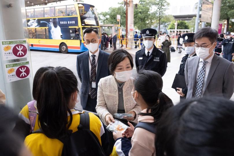 暢順有序:  蔡若蓮（左二）到訪深圳灣管制站，了解跨境學生過關和乘搭公共交通工具的情況，並向學生送上禮物包。