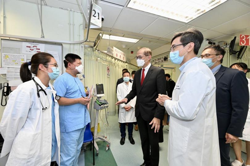聽取意見: 盧寵茂(左三)巡視屯門醫院急症室。 聽取意見: 盧寵茂(左三)巡視屯門醫院急症室。