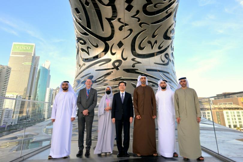 探索未來:  李家超（中）到訪迪拜未來基金會，並參觀基金會創立的未來博物館。