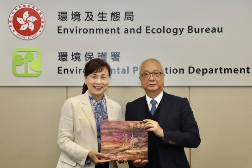 送贈:  謝展寰（右）向深圳市人民政府副市長張華致送香港地質公園相片集。