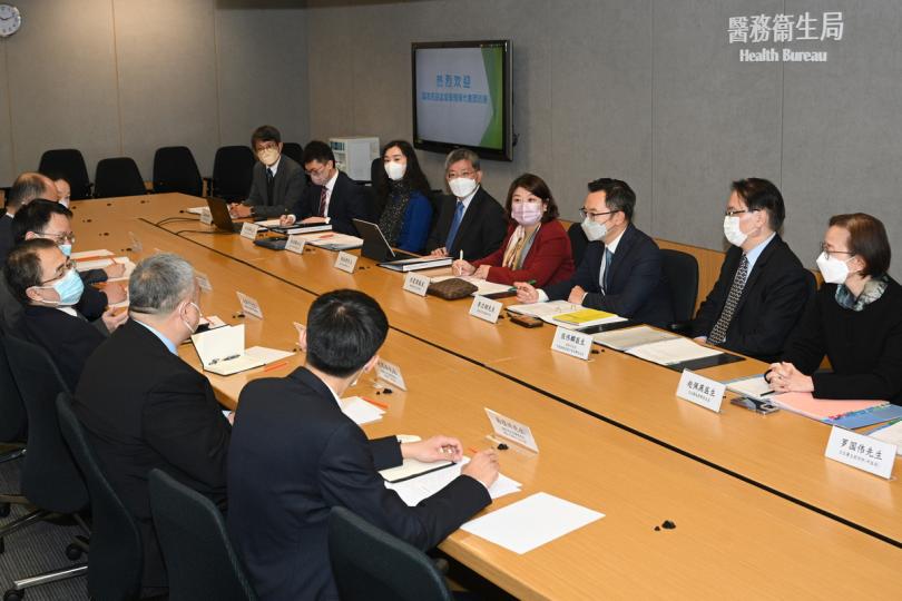 深入探討: 李夏茵(右四)連同醫務衞生局人員與國家藥監局代表團舉行會議。 深入探討: 李夏茵(右四)連同醫務衞生局人員與國家藥監局代表團舉行會議。
