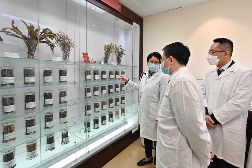 要求嚴格:  趙軍寧（中）在林文健（右）陪同下到訪政府中藥檢測中心。