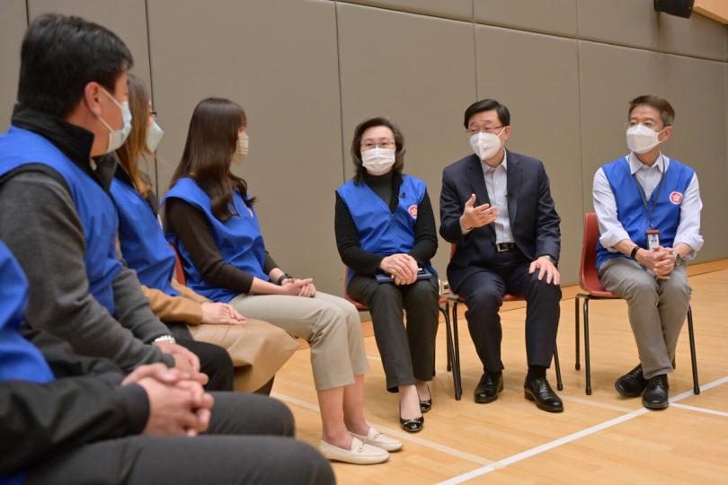 聆聽意見:  李家超（右二）、楊何蓓茵（右三）到北角社區會堂視察實地行動演練的情況，並聽取參與演練人員的感受和意見。