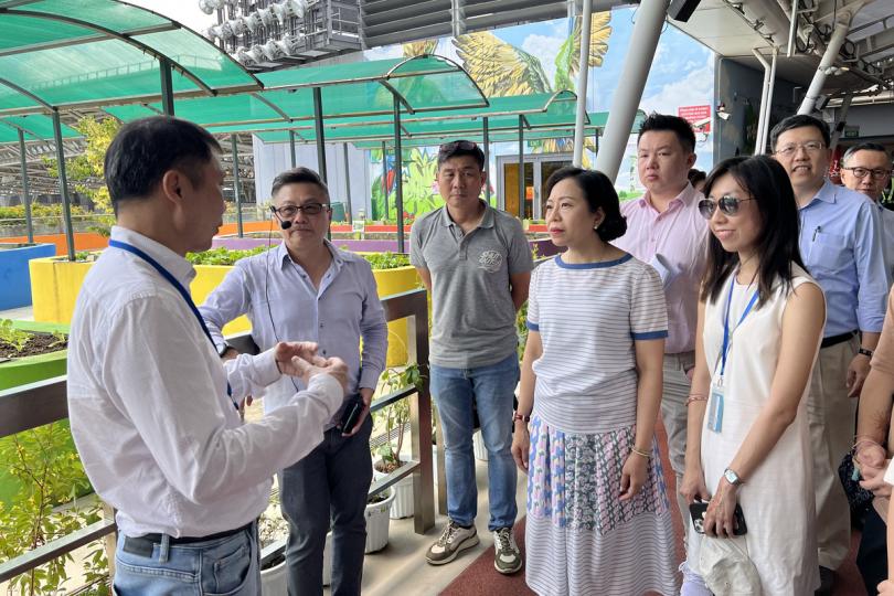 到訪:  麥美娟（左四）到訪新加坡社區與休閒綜合大樓淡濱尼天地，參觀綜合大樓設施。