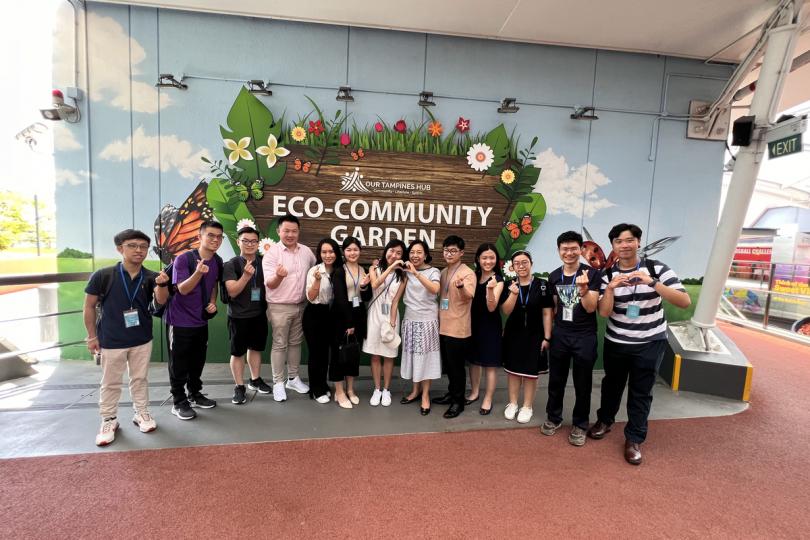 合照:  麥美娟（右六）與訪問團隊在綜合大樓合照。