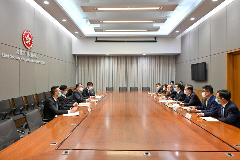 互利共贏: 陳國基(左三)與天津市副市長朱鵬(右四)會面。 互利共贏: 陳國基(左三)與天津市副市長朱鵬(右四)會面。