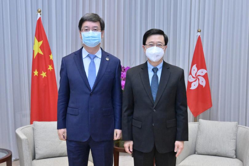 歡迎訪港: 李家超(右)與深圳市市長覃偉中會面。 歡迎訪港: 李家超(右)與深圳市市長覃偉中會面。