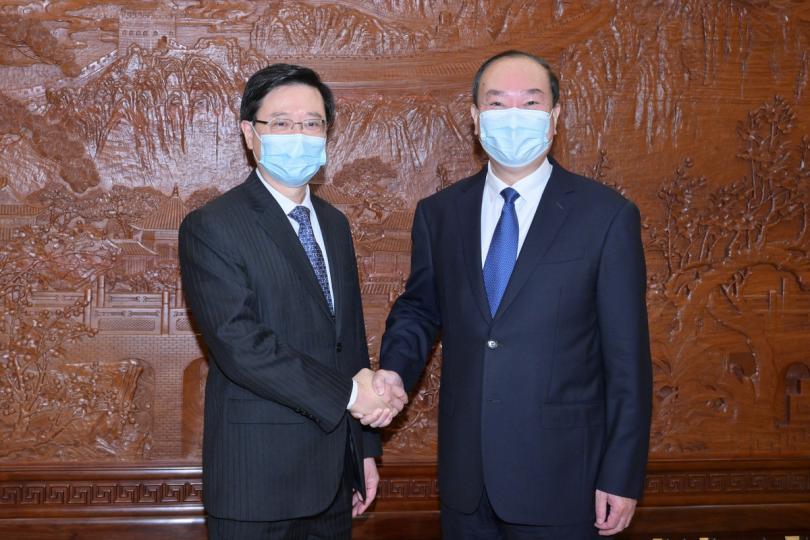 共商合作: 李家超(左)在廣州與廣東省委書記黃坤明會面。 共商合作: 李家超(左)在廣州與廣東省委書記黃坤明會面。