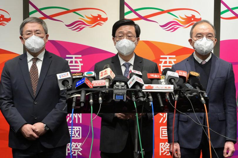 交代行程:  李家超（中）在廣州會見傳媒。