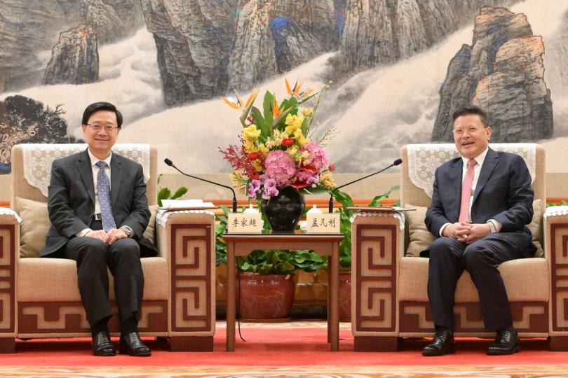 喜相逢:  李家超（左）在深圳與深圳市委書記孟凡利會面。