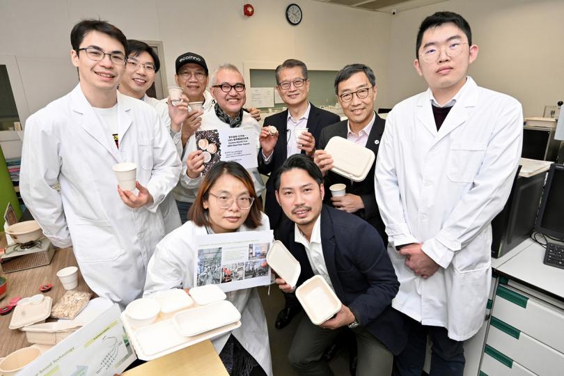 綠色創新:  陳茂波（後排右三）參觀位於科學園的綠色科技初創企業，其中一家透過研發新環保物料製造全面「走塑」的即棄餐具，有效保護環境。