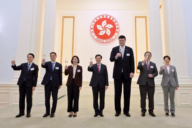 在晚宴上與中央人民政府駐香港特別行政區聯絡辦公室副主任盧新寧
