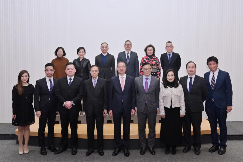 集思廣益:  林定國（前排中）與委員會成員在會議前合照。