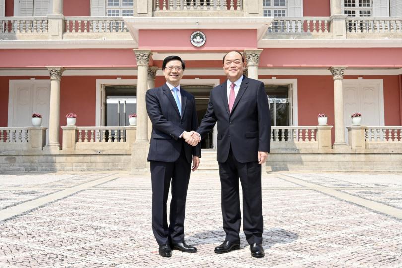 相見歡: 李家超(左)與賀一誠在澳門特區政府總部合照。 相見歡: 李家超(左)與賀一誠在澳門特區政府總部合照。
