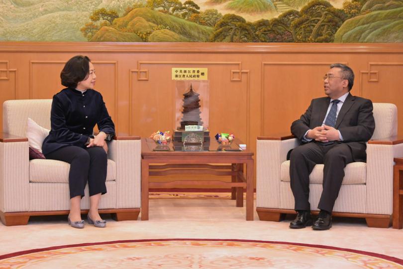 參訪公署:  麥美娟（左）與特派員公署副特派員楊義瑞會面。