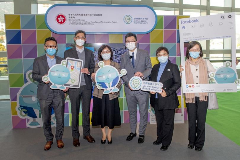 智慧城市: 甯漢豪(左三)早前參觀發展局在九龍塘又一城商場舉辦的空間數據共享平台巡迴展覽。 智慧城市: 甯漢豪(左三)早前參觀發展局在九龍塘又一城商場舉辦的空間數據共享平台巡迴展覽。