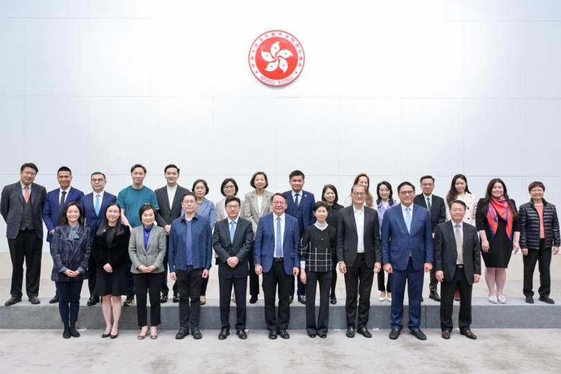 精準扶貧:  陳國基（前排右五）歡迎新一屆扶貧委員會委員就任。