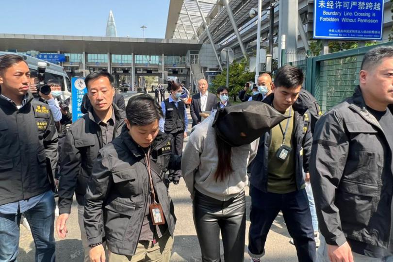 接收疑犯: 警方在深圳灣口岸接收一名疑犯,她涉嫌與大埔發生的謀殺案有關。 接收疑犯: 警方在深圳灣口岸接收一名疑犯,她涉嫌與大埔發生的謀殺案有關。