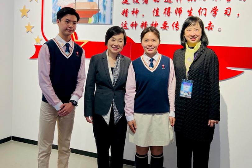 港人子弟:  蔡若蓮（左二）在廣州南沙民心港人子弟學校與學生交流，了解香港學生在內地求學的情況。