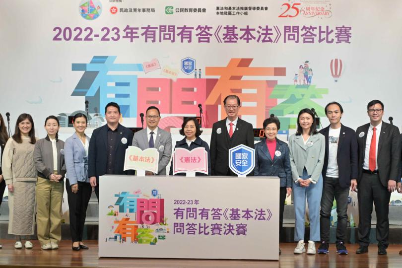 全面認識: 麥美娟(中)和其他主辦單位代表與得獎者合照。 全面認識: 麥美娟(中)和其他主辦單位代表與得獎者合照。