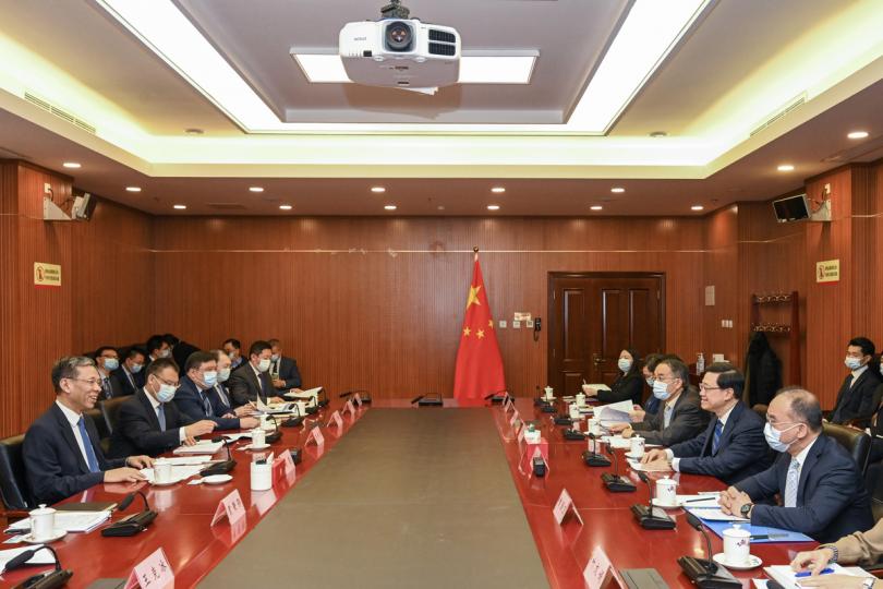 交流: 李家超(右二)在北京與財政部部長劉昆(左一)會面。政制及內地事務局局長曾國衞(右一)、財經事務及庫務局局長許正宇(右三)陪同出席。 交流: 李家超(右二)在北京與財政部部長劉昆(左一)會面。政制及內地事務局局長曾國衞(右一)、財經事務及庫務局局長許正宇(右三)陪同出席。