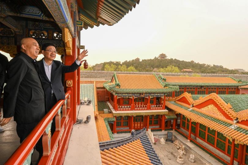 故宮樓閣:  李家超（右）參觀故宮博物院延春閣。