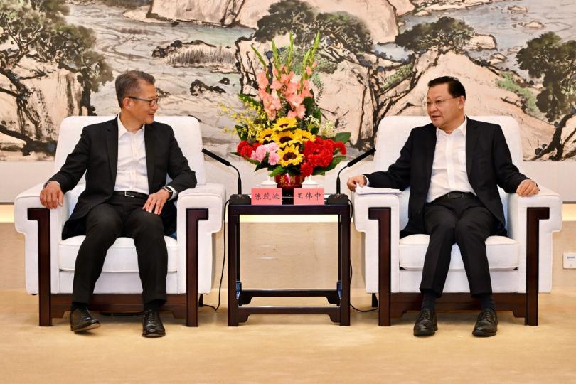 共謀發展: 陳茂波(左)在廣州與廣東省省長王偉中會面。 共謀發展: 陳茂波(左)在廣州與廣東省省長王偉中會面。